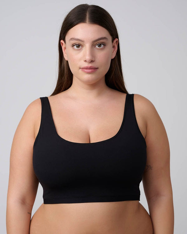 טופ  במפתח scoop  עם ריפוד נשלף וכתפיות רחבות - BLACK – תמונה 5