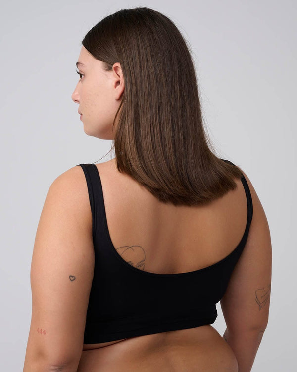 טופ  במפתח scoop  עם ריפוד נשלף וכתפיות רחבות - BLACK – תמונה 4