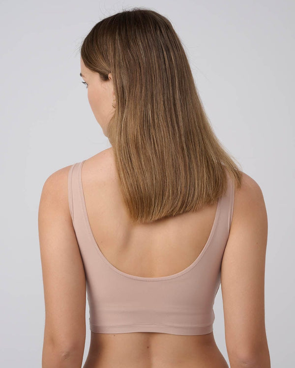 טופ  במפתח scoop  עם ריפוד נשלף וכתפיות רחבות - NUDE – תמונה 4