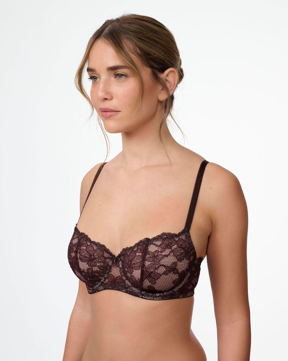 חזייה לא מרופדת עם ברזלים מתחרה במראה דרמטי