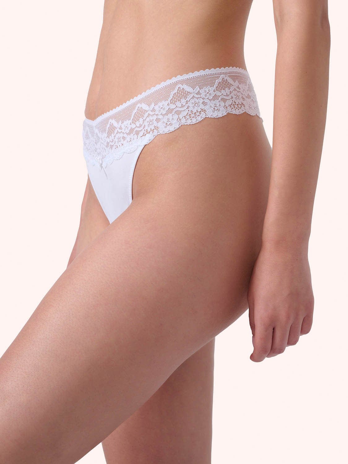 תחתון מיקרופייבר חוטיני בשילוב תחרה - WHITE – תמונה 2