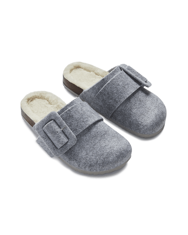 נעל בית סגורה מבד לבד עם אבזם ופרווה פנימית