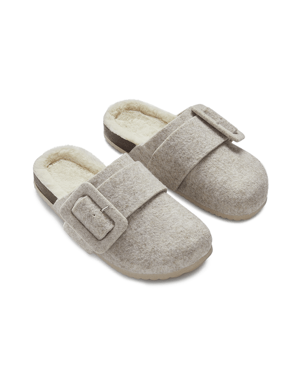 נעל בית סגורה מבד לבד עם אבזם ופרווה פנימית