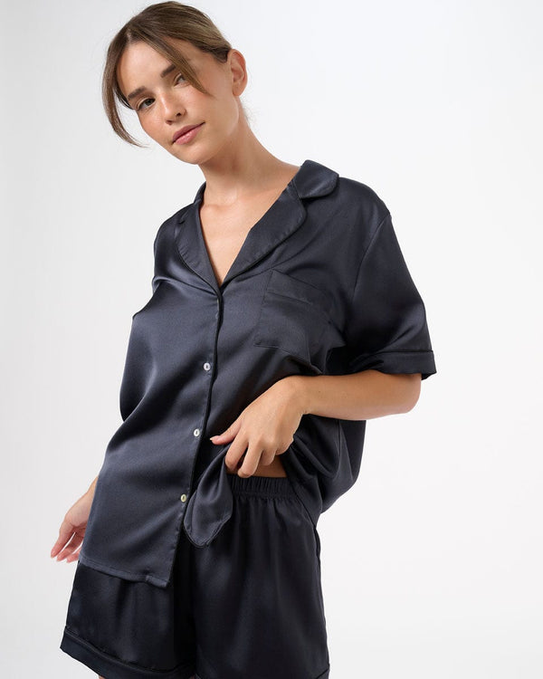 סט פיג'מה סאטן מכנסון וחולצה מכופתרת - DENIM – תמונה 10