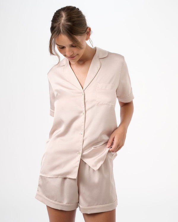 סט פיג'מה סאטן מכנסון וחולצה מכופתרת - OATMEAL – תמונה 9