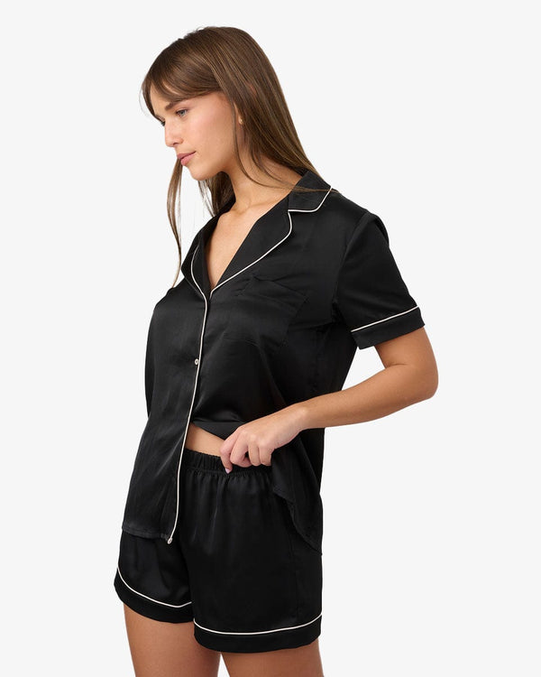 סט פיג'מה סאטן מכנסון וחולצה מכופתרת - BLACK – תמונה 2