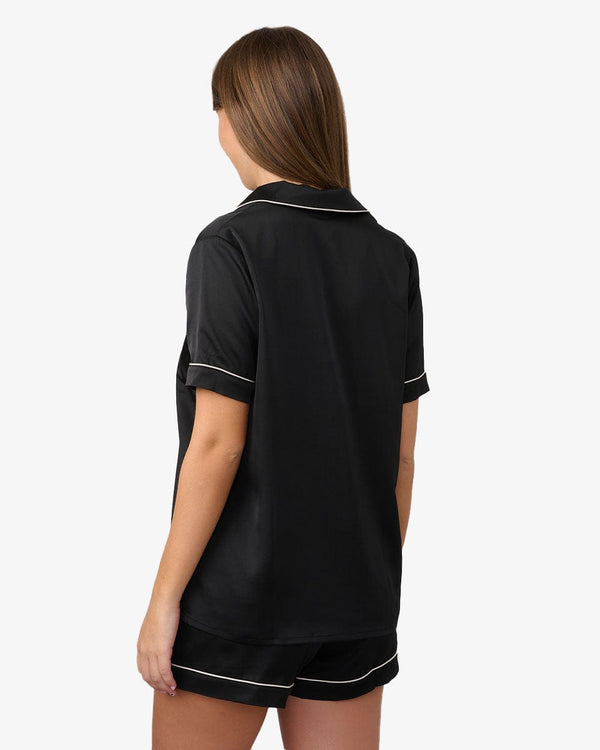 סט פיג'מה סאטן מכנסון וחולצה מכופתרת - BLACK – תמונה 3