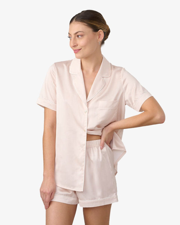 סט פיג'מה סאטן מכנסון וחולצה מכופתרת - NATURAL – תמונה 2