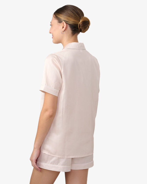 סט פיג'מה סאטן מכנסון וחולצה מכופתרת - NATURAL – תמונה 3