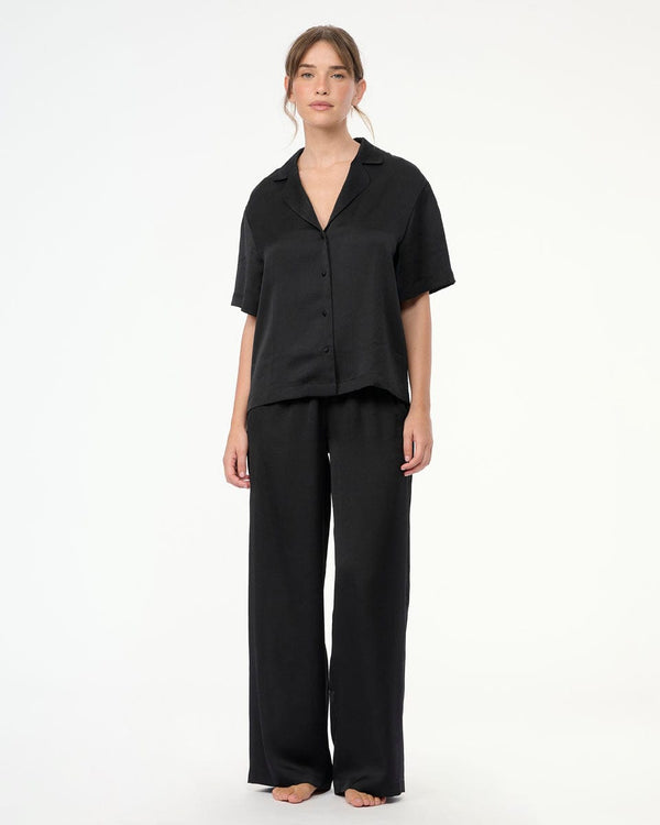 סט פיגמה סאטן 2 חלקים חולצה מכופתרת ומכנס ארוך רחב - BLACK – תמונה 1