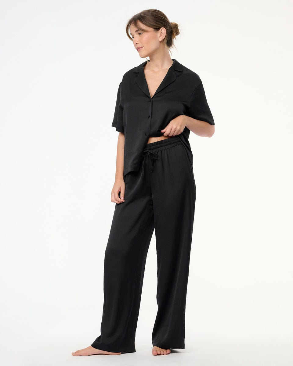 סט פיגמה סאטן 2 חלקים חולצה מכופתרת ומכנס ארוך רחב - BLACK – תמונה 2