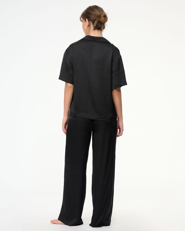 סט פיגמה סאטן 2 חלקים חולצה מכופתרת ומכנס ארוך רחב - BLACK – תמונה 3