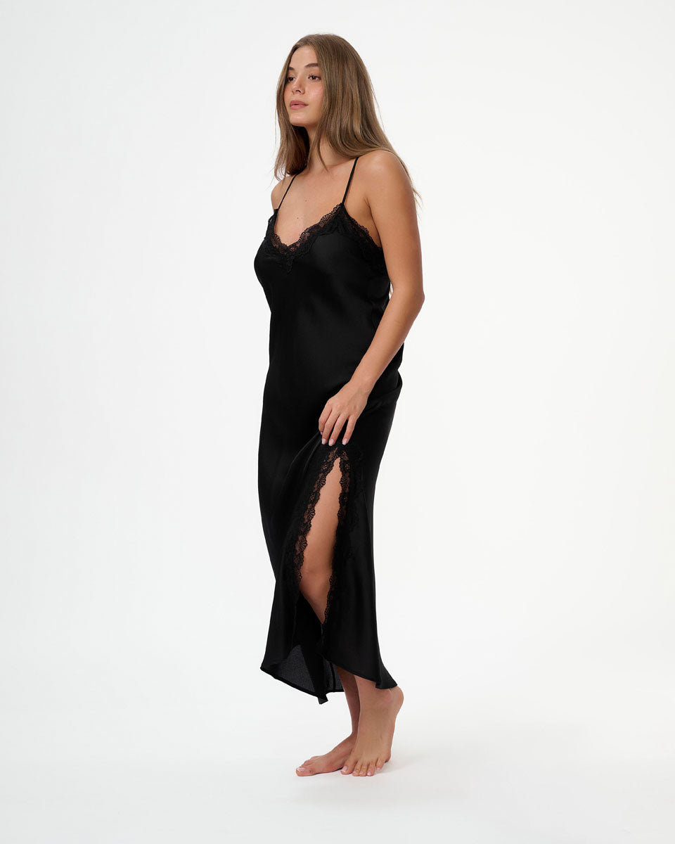 כותונת סאטן מקסי עם שסע בצד בשילוב תחרה