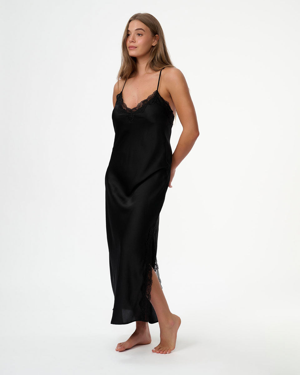 כותונת סאטן מקסי עם שסע בצד בשילוב תחרה