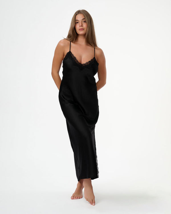 כותונת סאטן מקסי עם שסע בצד בשילוב תחרה - BLACK