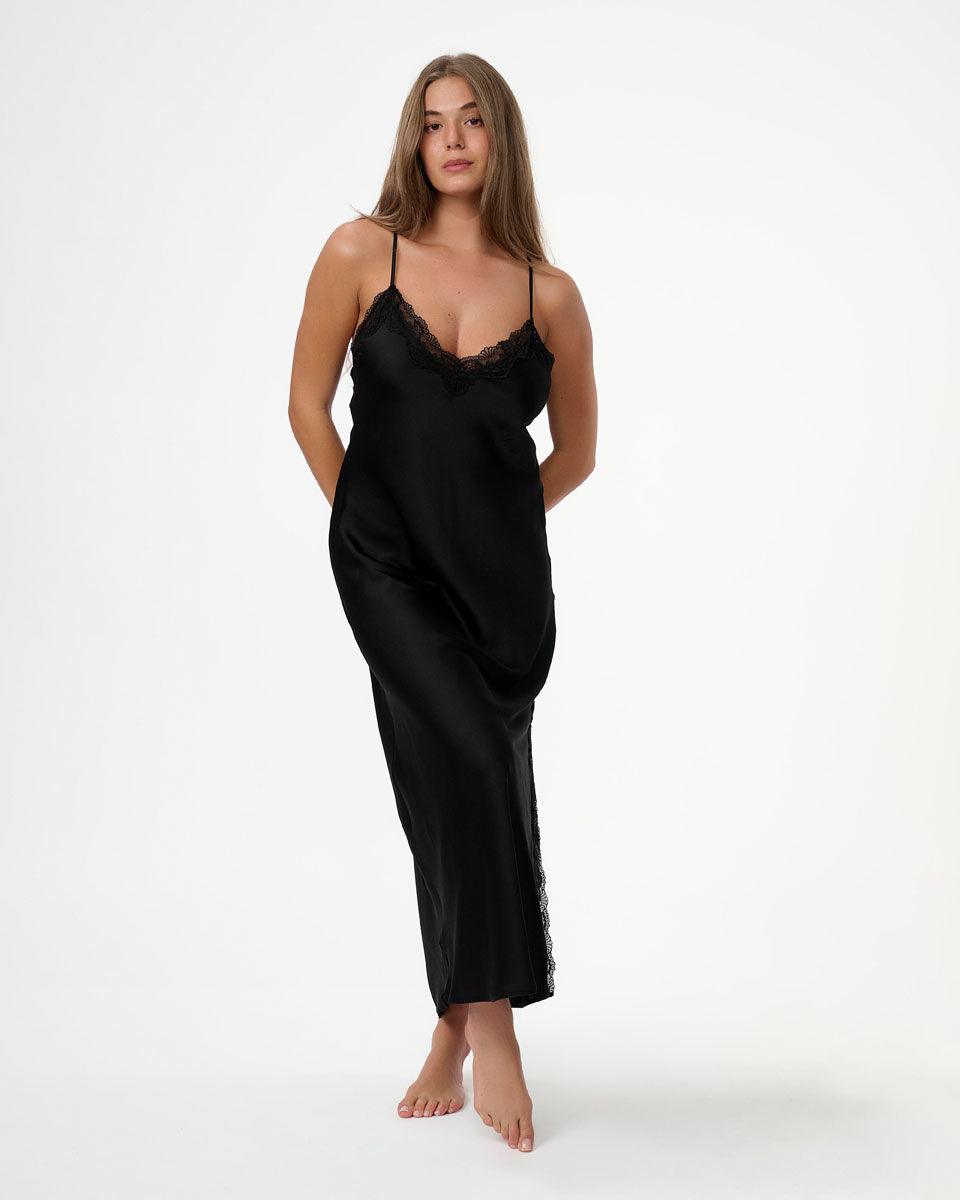 כותונת סאטן מקסי עם שסע בצד בשילוב תחרה