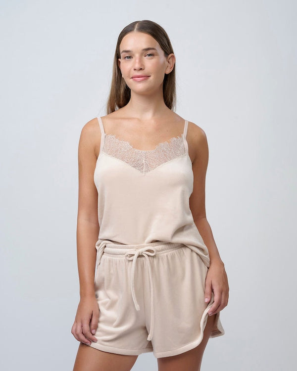 סט בייבידול קצר מבד קטיפה אלסטי בשילוב תחרה עדינה - SAND – תמונה 1