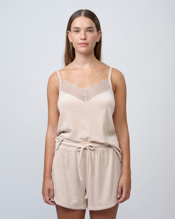 סט בייבידול קצר מבד קטיפה אלסטי בשילוב תחרה עדינה - SAND – תמונה 2