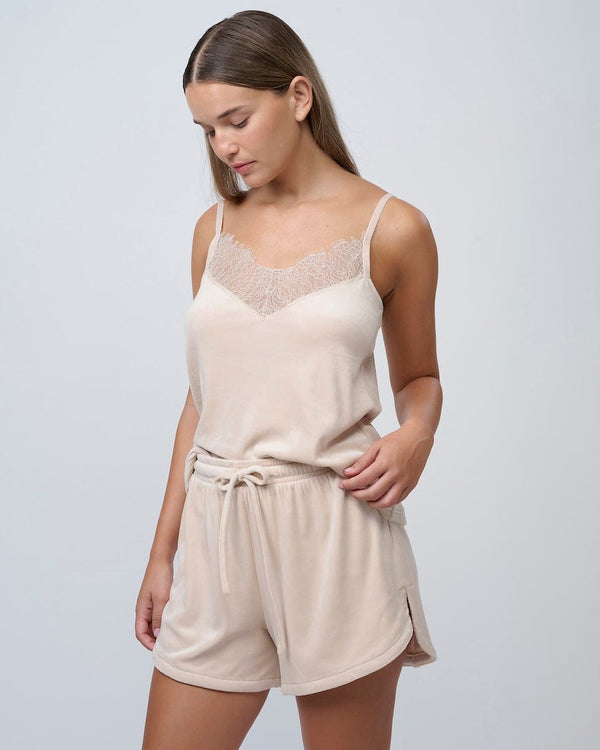 סט בייבידול קצר מבד קטיפה אלסטי בשילוב תחרה עדינה - SAND – תמונה 3