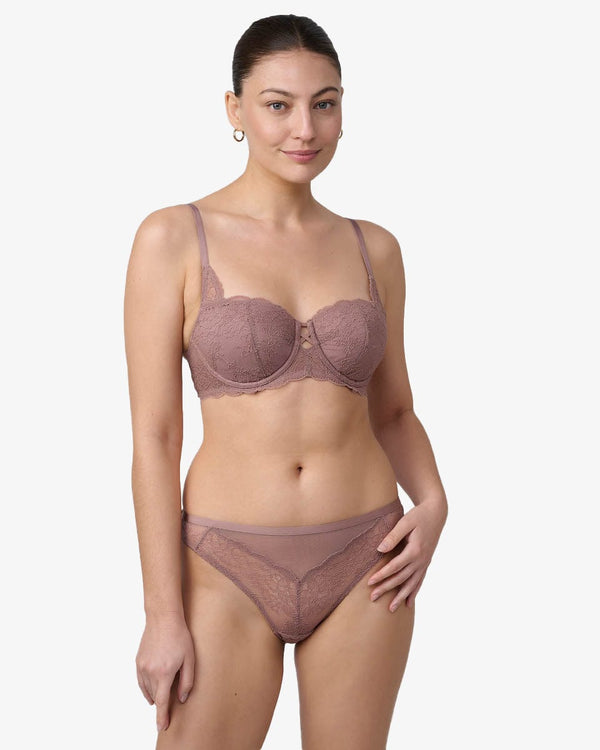 תחתון ברזילאי גבוה בשילוב תחרה ורשת