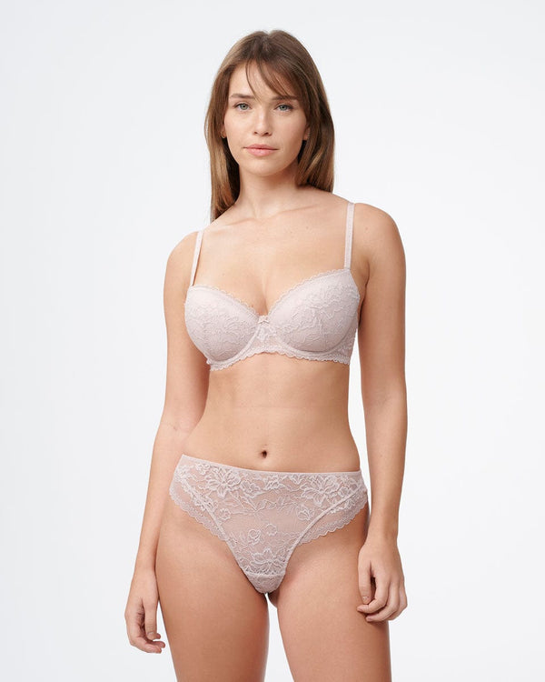 תחתון ברזילאי  מתחרה עדינה ורומנטית