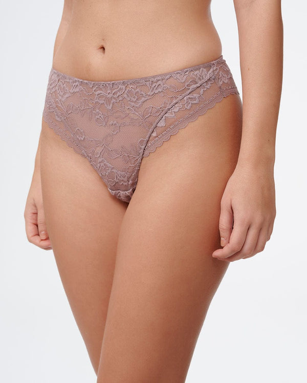 תחתון ברזילאי  מתחרה עדינה ורומנטית