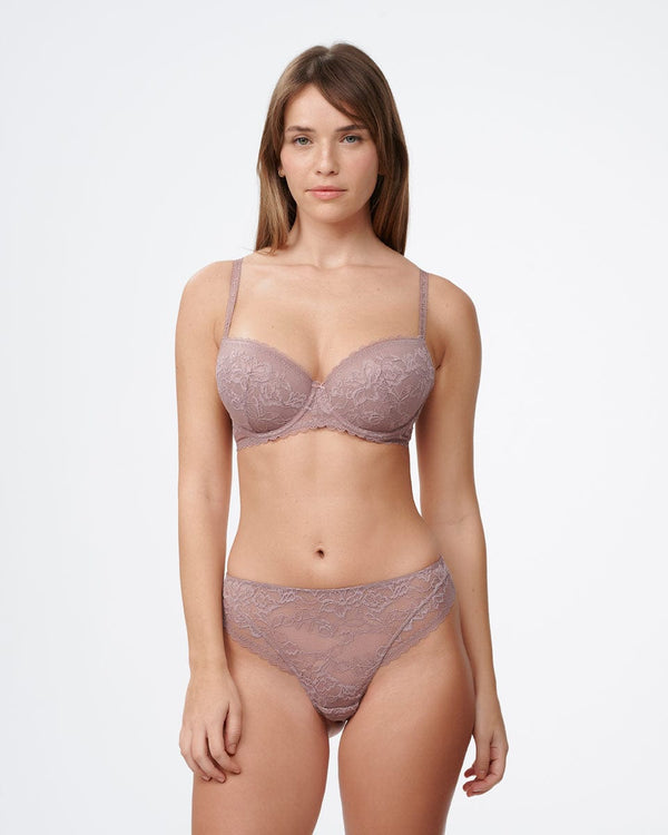 תחתון ברזילאי  מתחרה עדינה ורומנטית