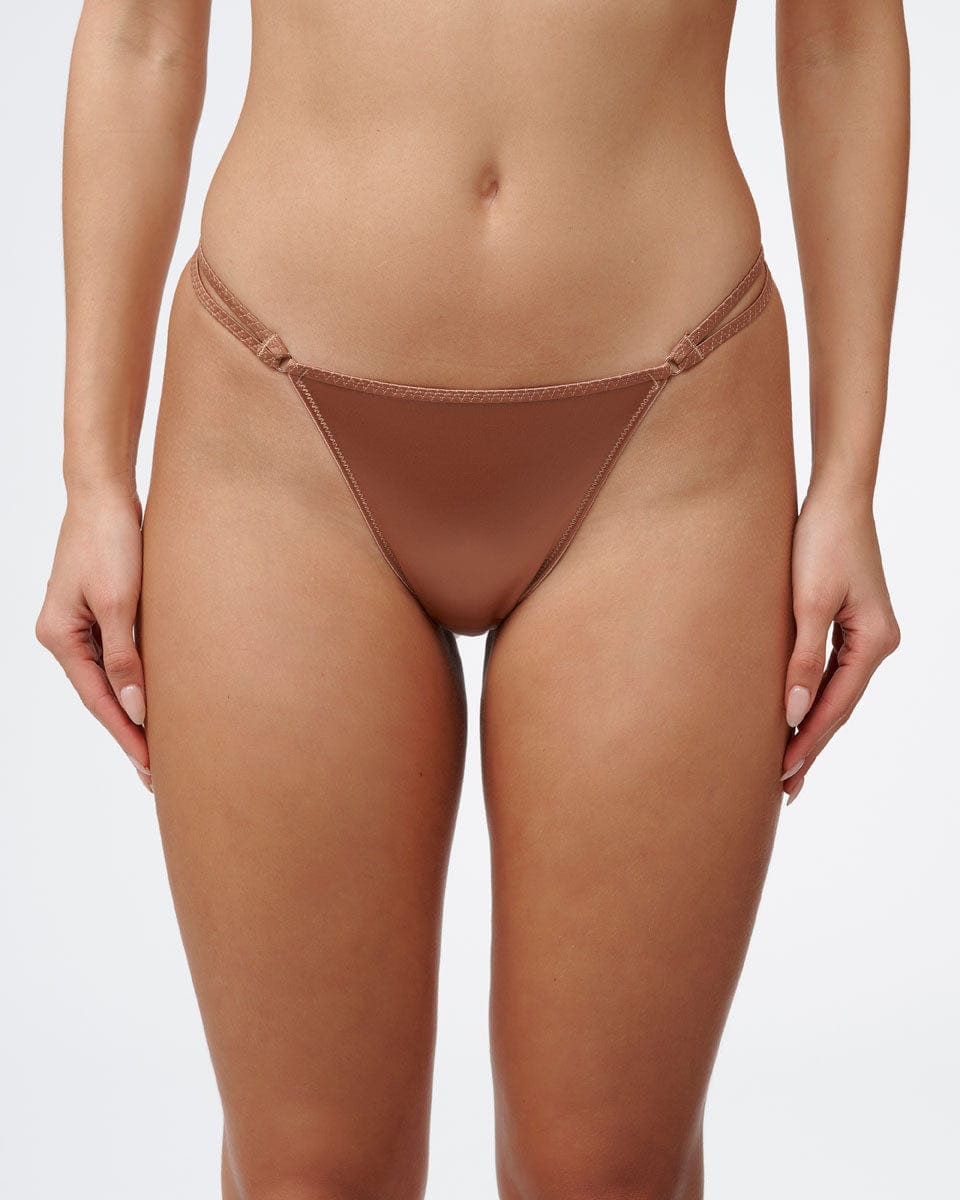 תחתון ברזילאי מבד מיקרו מבריק ורצועות  בצדדים - GOLD – תמונה 1