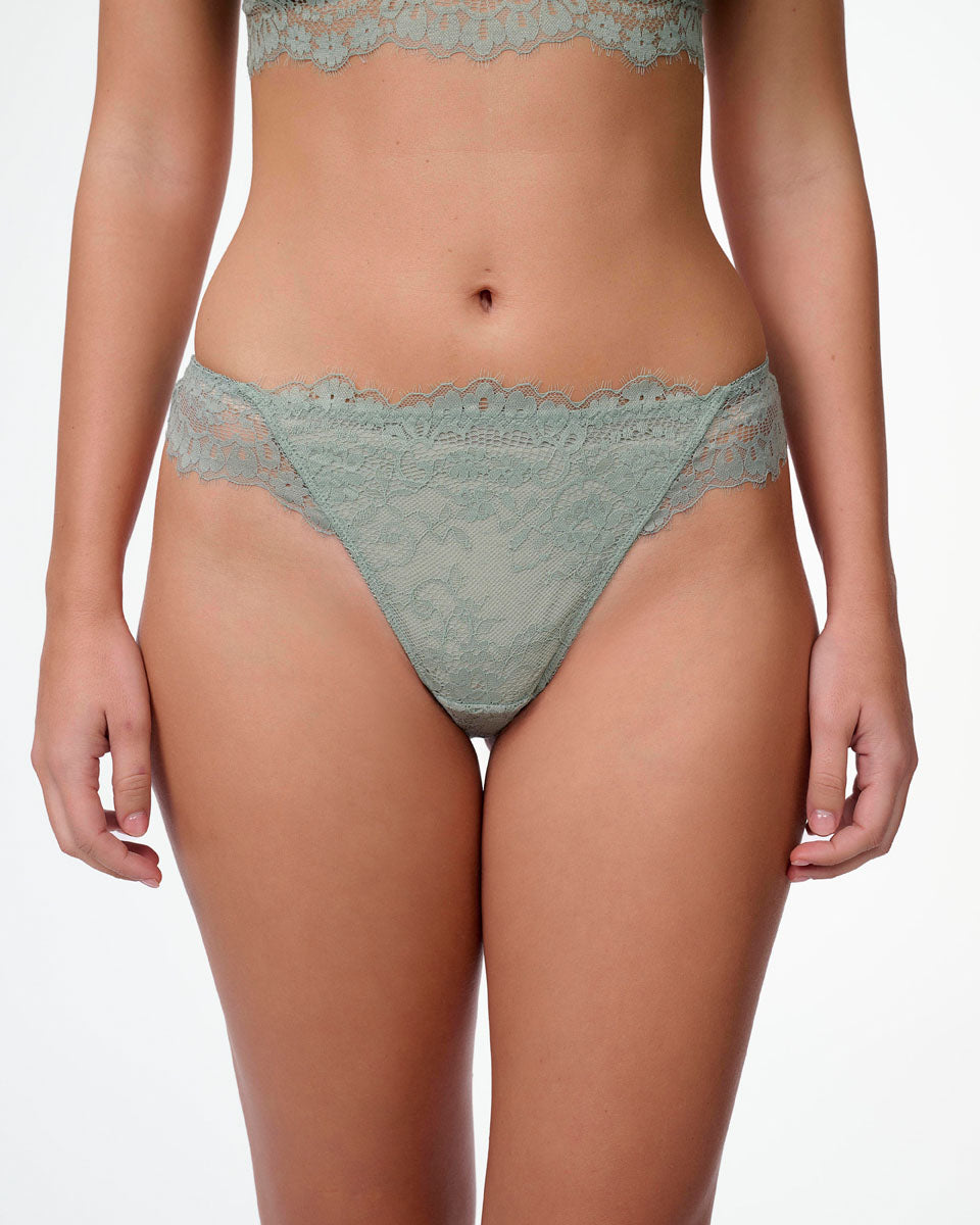 תחתון בגזרת חוטיני מתחרה עדינה ורומנטית - BASIL