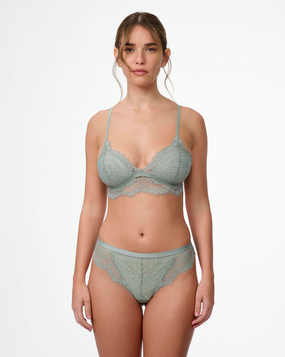 תחתון בגזרת ברזילאי מתחרה עדינה ורומנטית - BASIL