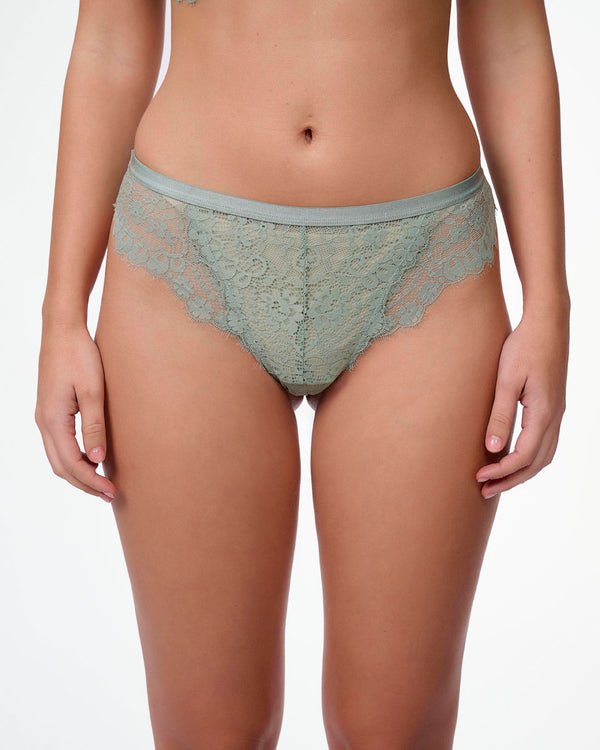 תחתון בגזרת ברזילאי מתחרה עדינה ורומנטית - BASIL