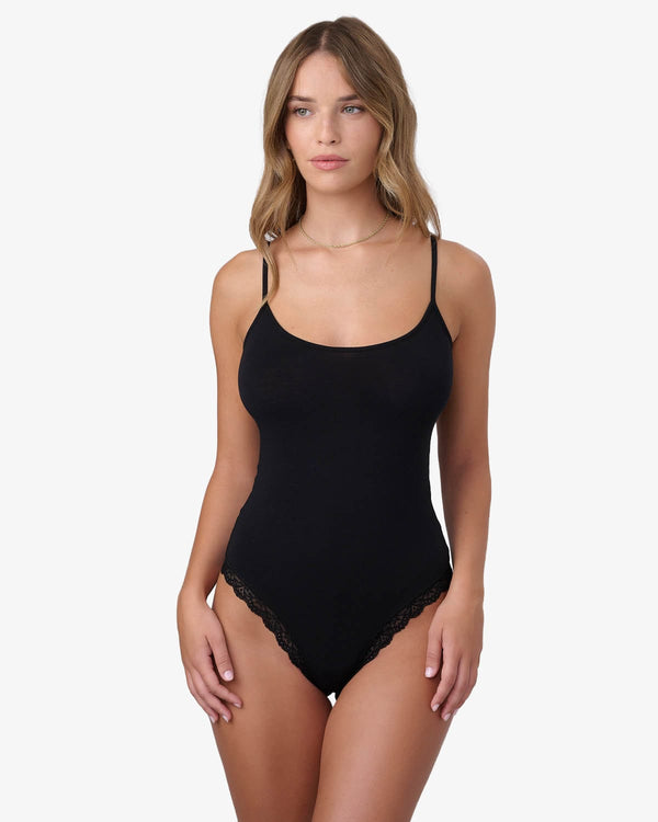 בגד גוף ספגטי עם תחרה בפתח רגל - BLACK – תמונה 1