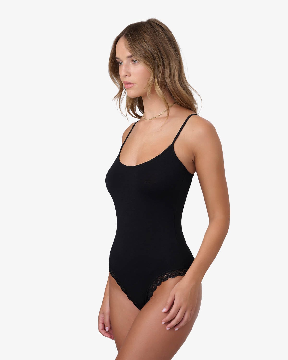בגד גוף ספגטי עם תחרה בפתח רגל - BLACK – תמונה 2