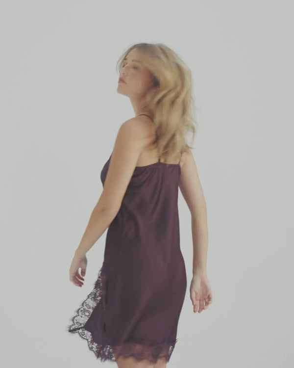 כותונת סאטן מידי בשילוב תחרת ריסים