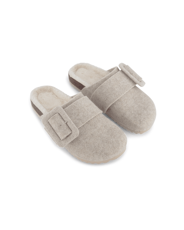 נעל בית סגורה מבד לבד עם אבזם ופרווה פנימית - NATURAL – תמונה 1