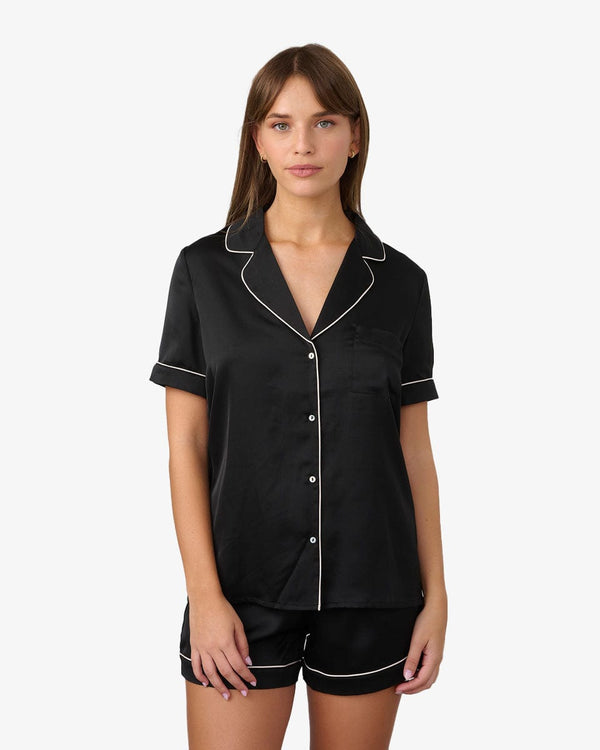 סט פיג'מה סאטן מכנסון וחולצה מכופתרת - BLACK – תמונה 1