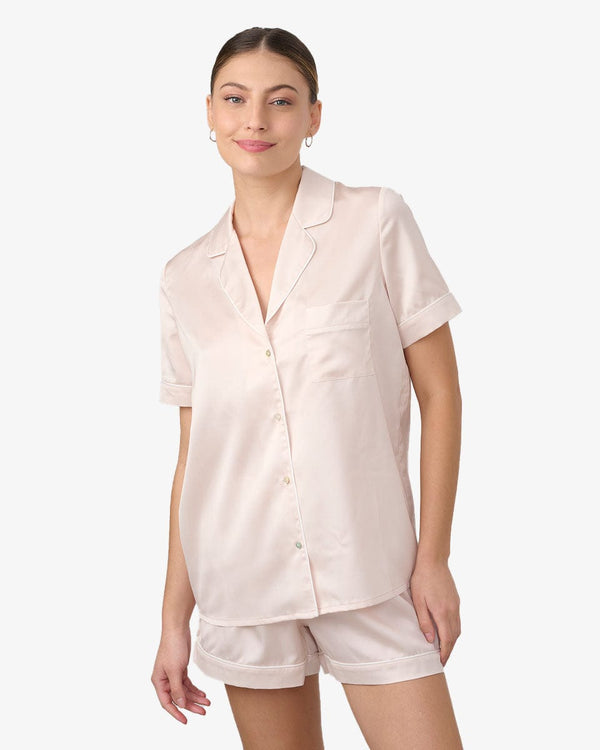 סט פיג'מה סאטן מכנסון וחולצה מכופתרת - NATURAL – תמונה 1